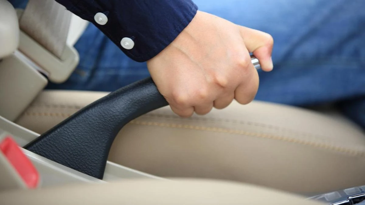 Un coche mal frenado arrolla a un bebé de 20 días, lo mata y deja a la madre en la UCI: el padre y otro hijo menor lo presencian todo