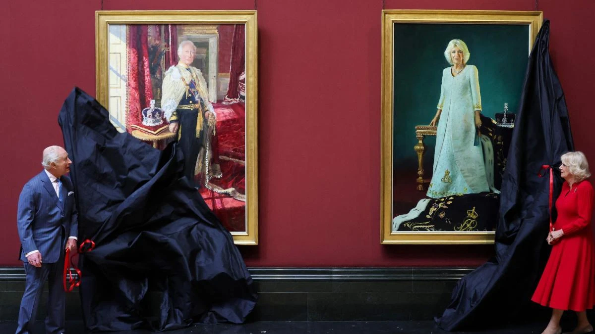 Carlos III y la reina Camilla desvelan sus retratos oficiales en la National Gallery