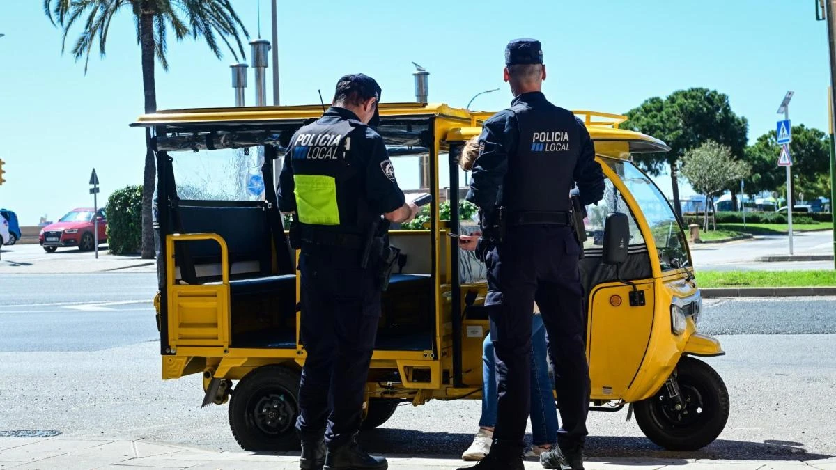 La policía de Palma inmoviliza varios tuk-tuks ilegales que recogían a turistas en la ciudad
