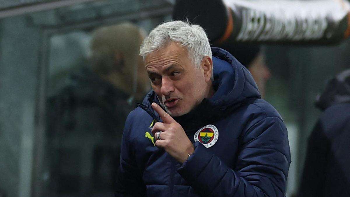 El Galatasaray acusa a Mourinho de proferir “comentarios racistas” tras el clásico turco