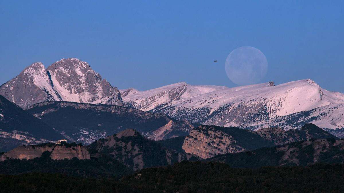 La luna casi invisible del Cadí