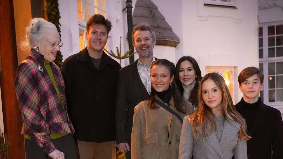 Federico y Mary de Dinamarca protagonizan su primer posado navideño como reyes