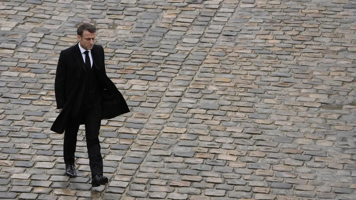 Macron aplaza una semana más la salida al bloqueo político