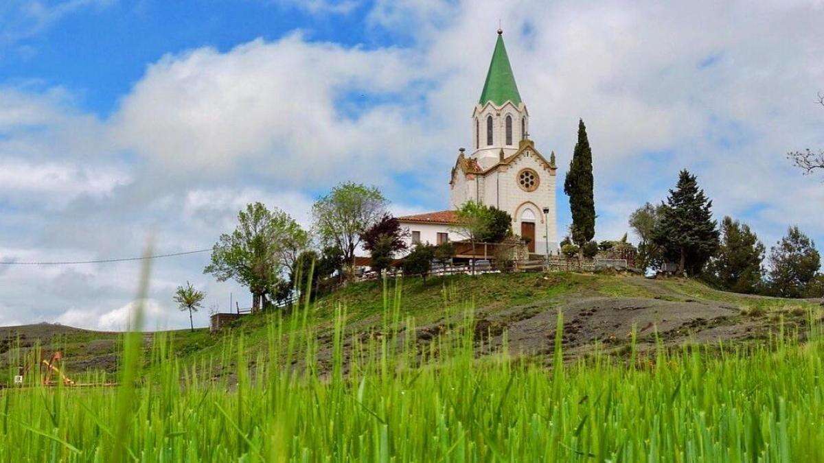 El verde luciente del santuario de Puig-agut