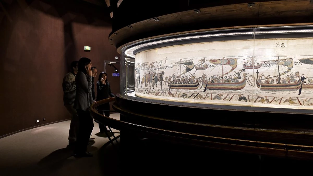 Polémica por la decisión de Macron de mostrar el milenario tapiz de Bayeux en el Museo Británico como acto de diplomacia cultural