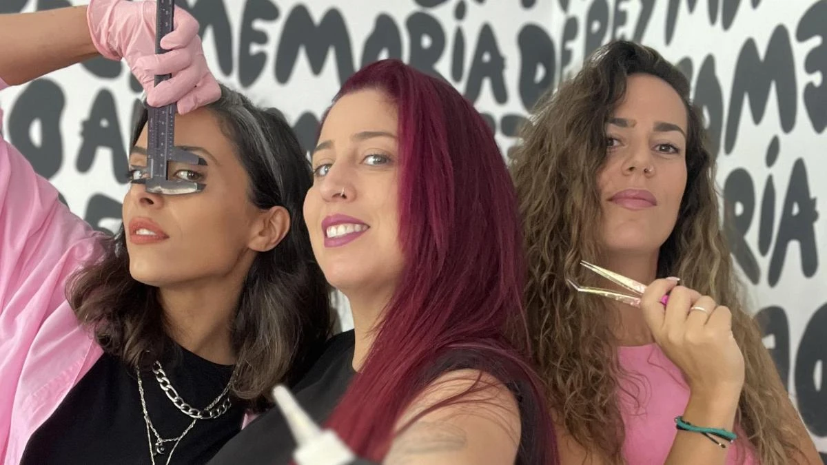 Las tatuadoras que devuelven la autoestima a supervivientes de cáncer de mama: “Te quitan el tumor, pero la herida sigue”