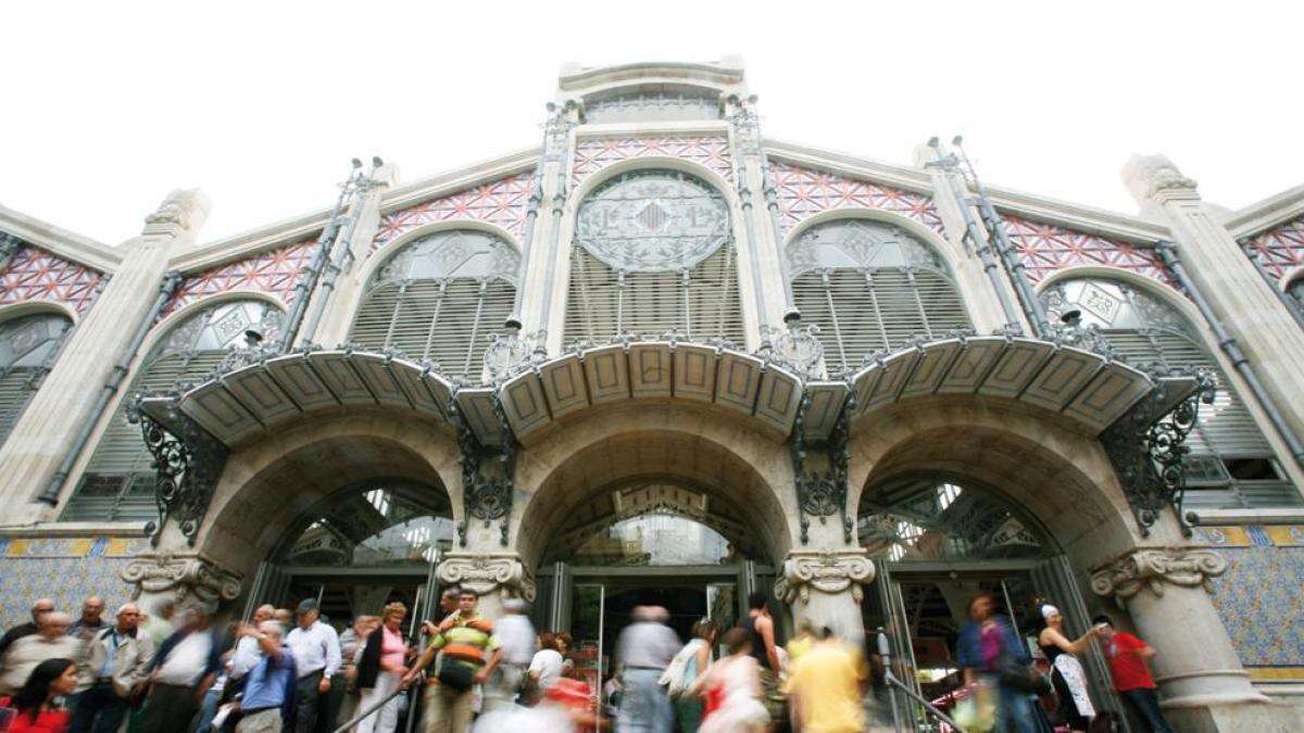 Rules for tourism at the Central Market of Valencia: small groups and do not touch the products