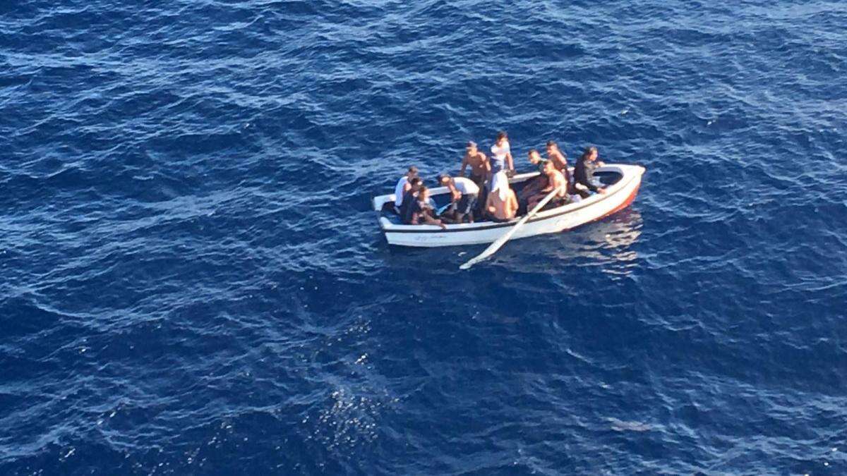 Buscan a cinco migrantes desaparecidos en el mar que se lanzaron desde una patera en Evissa