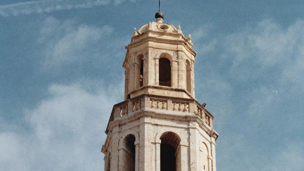 El campanario octogonal de la iglesia de Santa María de Cubelles