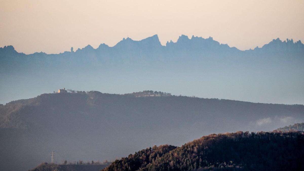 Cómo se ve Montserrat a 80 km de distancia