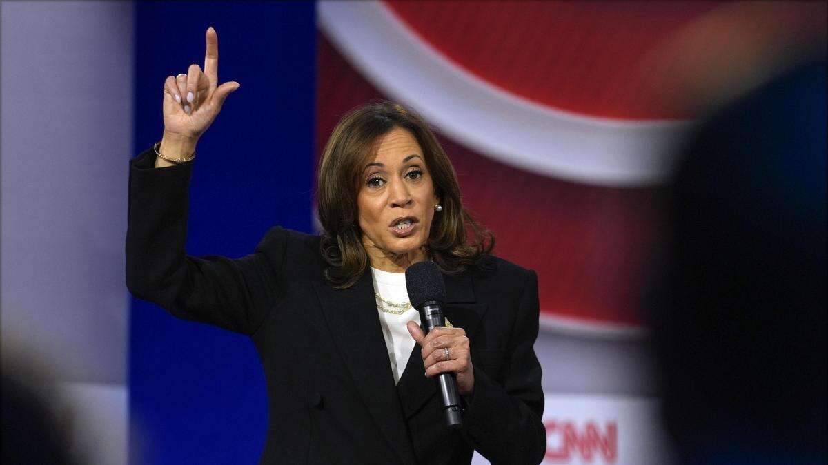 Harris dice que Trump es un “fascista” y le reprocha que “invoque a Adolf Hitler”