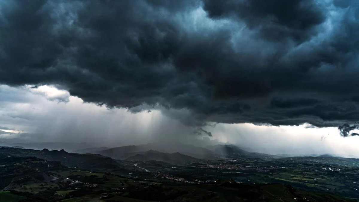 Espectaculares cortinas de lluvia en Orís