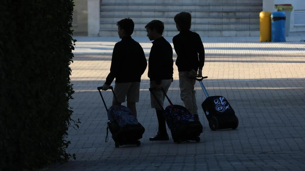 Unos padres se pelean en la puerta del colegio, uno golpea a otro con un palo en la cabeza y termina detenido