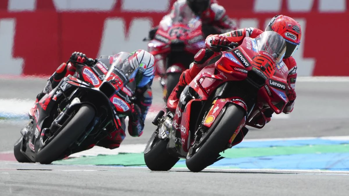 Un Marc Márquez de leyenda iguala a Agostini y se larga a por el título con la caída de Àlex