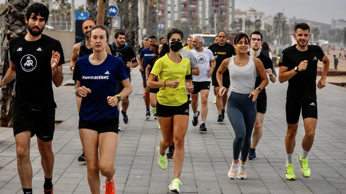 España inicia el reto de inmunizar a los jóvenes, con menos miedo al virus