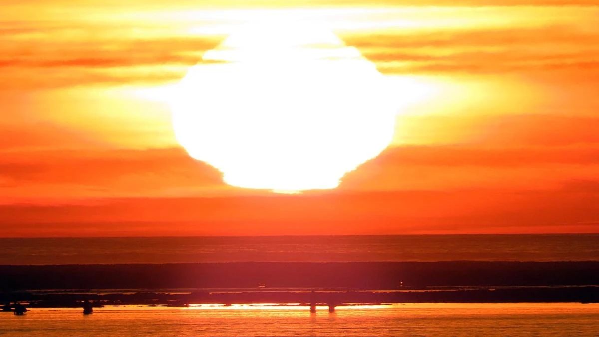 El sol deformado de la playa de la Costilla