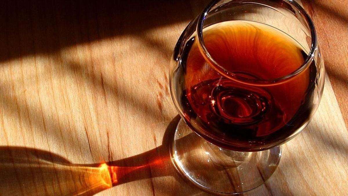 China impone aranceles al brandy europeo en respuesta a la tasa a los coches eléctricos