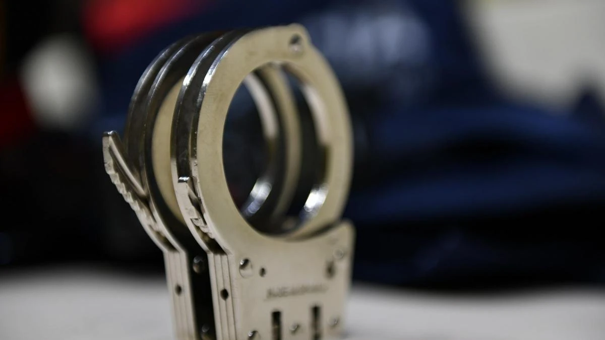 Detienen a 2 personas por el asesinato de una mujer en 2022: uno de los arrestados es el hijo de la víctima, que fingió un robo