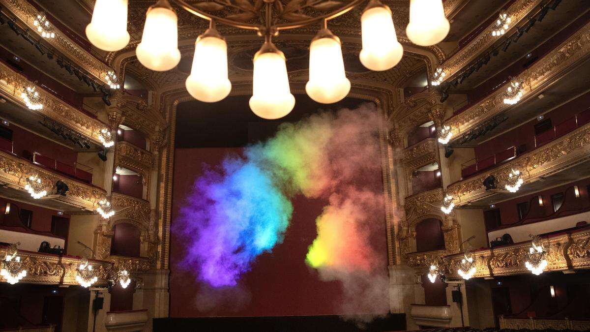 Un arco iris de fuego aparece en la sala principal del Liceu