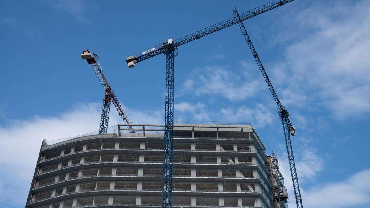 Las constructoras prevén edificar este año 106.650 viviendas, la mitad de lo necesario