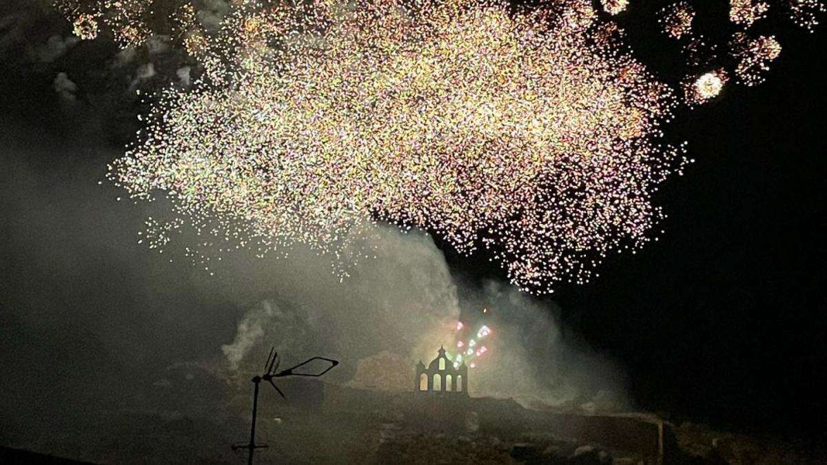 La pirotecnia ilumina el castillo de Sanaüja