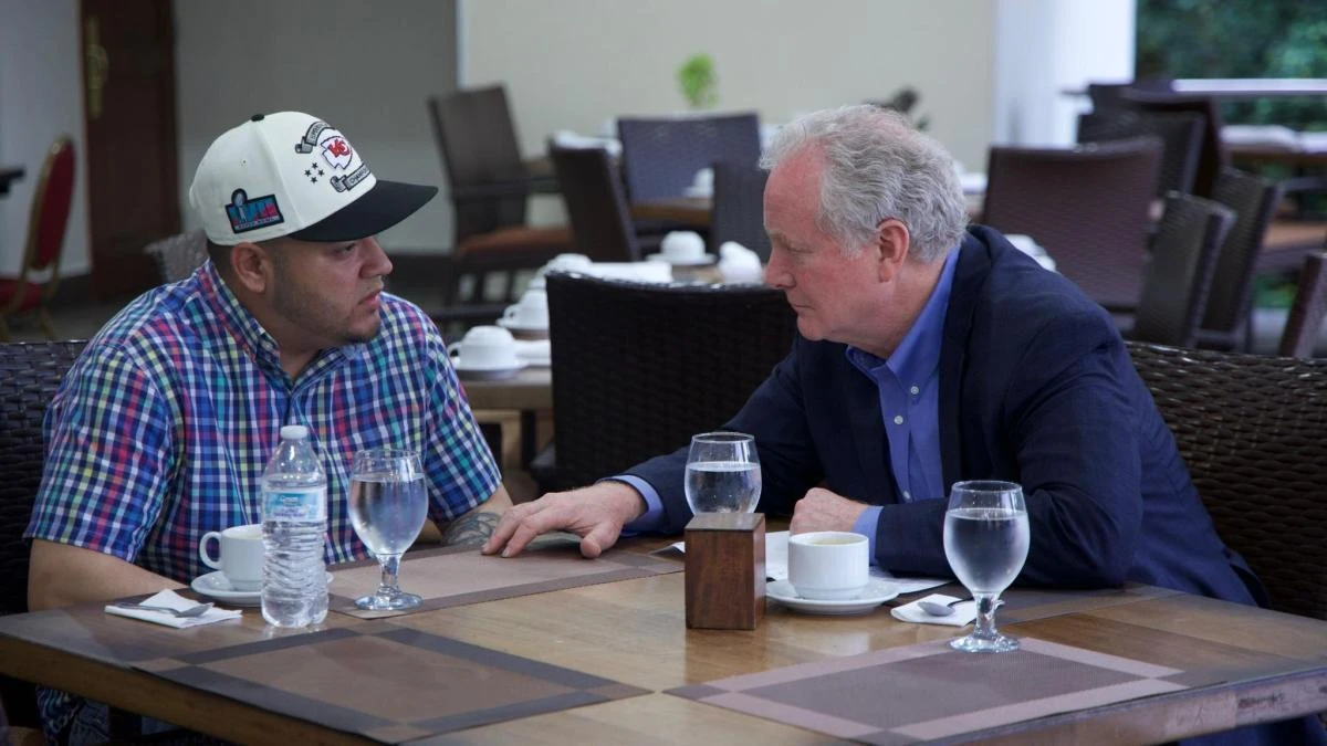 Un senador demócrata se reúne en El Salvador con el deportado por error por Trump y secuestrado por Bukele