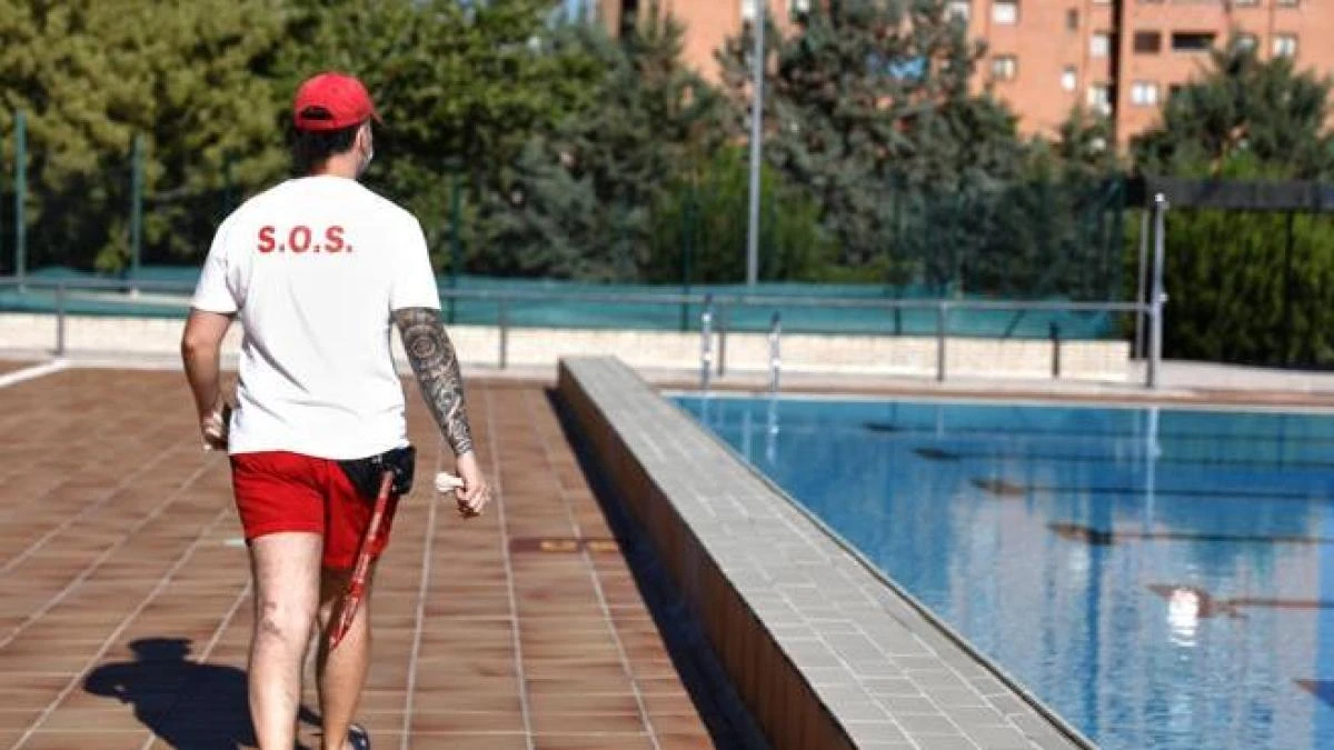 Detienen a un socorrista por abusos sexuales a menores: estaba trabajando en una piscina junto a niños en Tenerife