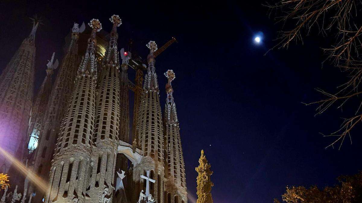 Esplendor nocturno de la Sagrada Familia