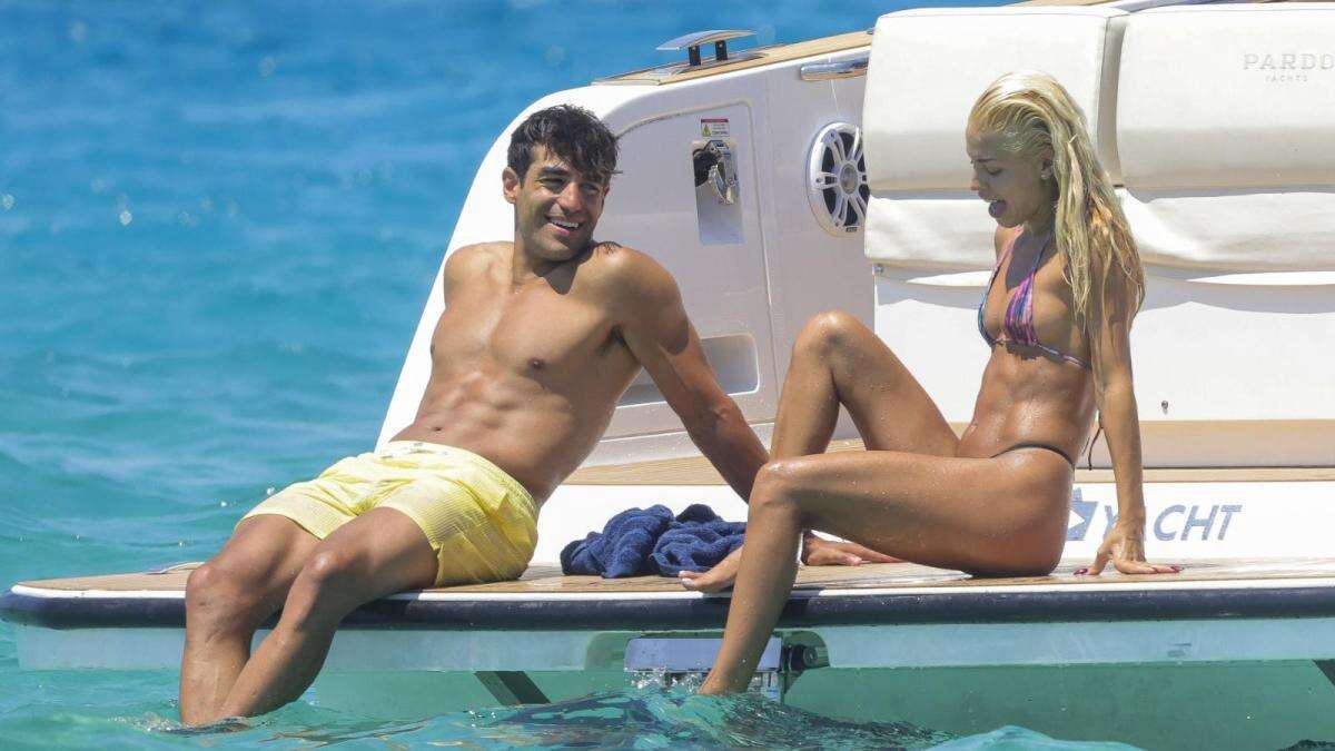 Jessica Goicoechea se relaja en Ibiza junto a un amigo tras romper con Marc Bartra