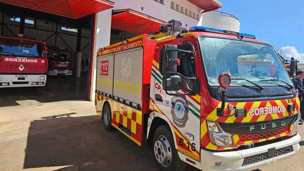 Los Bomberos desmontan una lavadora para rescatar a una niña de 8 años con las piernas atrapadas en Málaga