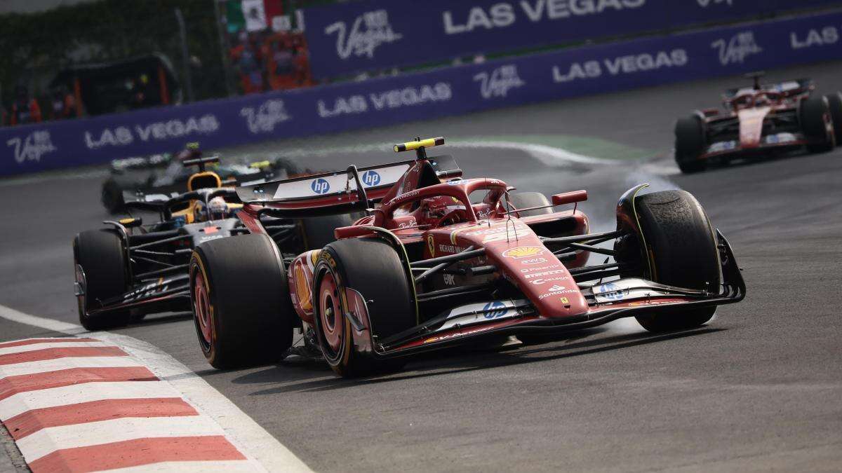 Sainz logra su victoria 'de despedida' de Ferrari con un adelantamiento brutal sobre Verstappen