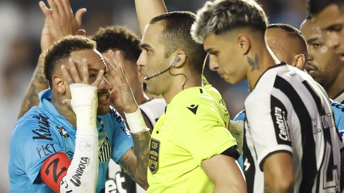 Neymar se autoexpulsa al marcar con la mano en su posible último partido con el Santos