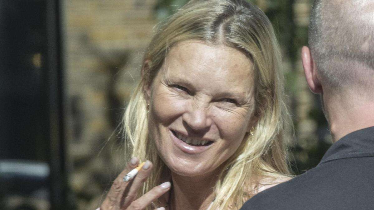 Kate Moss reaparece en Londres fumando y muy desmejorada