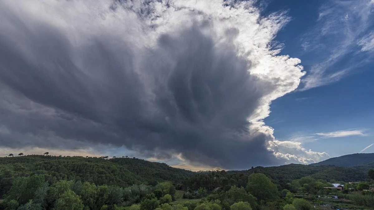 El potente cumulonimbus del Alt Penedès