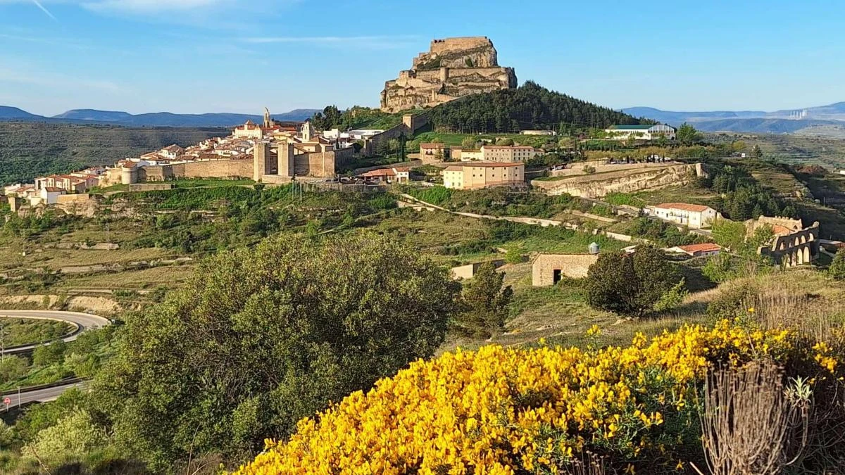 La silueta primaveral del castillo de Morella