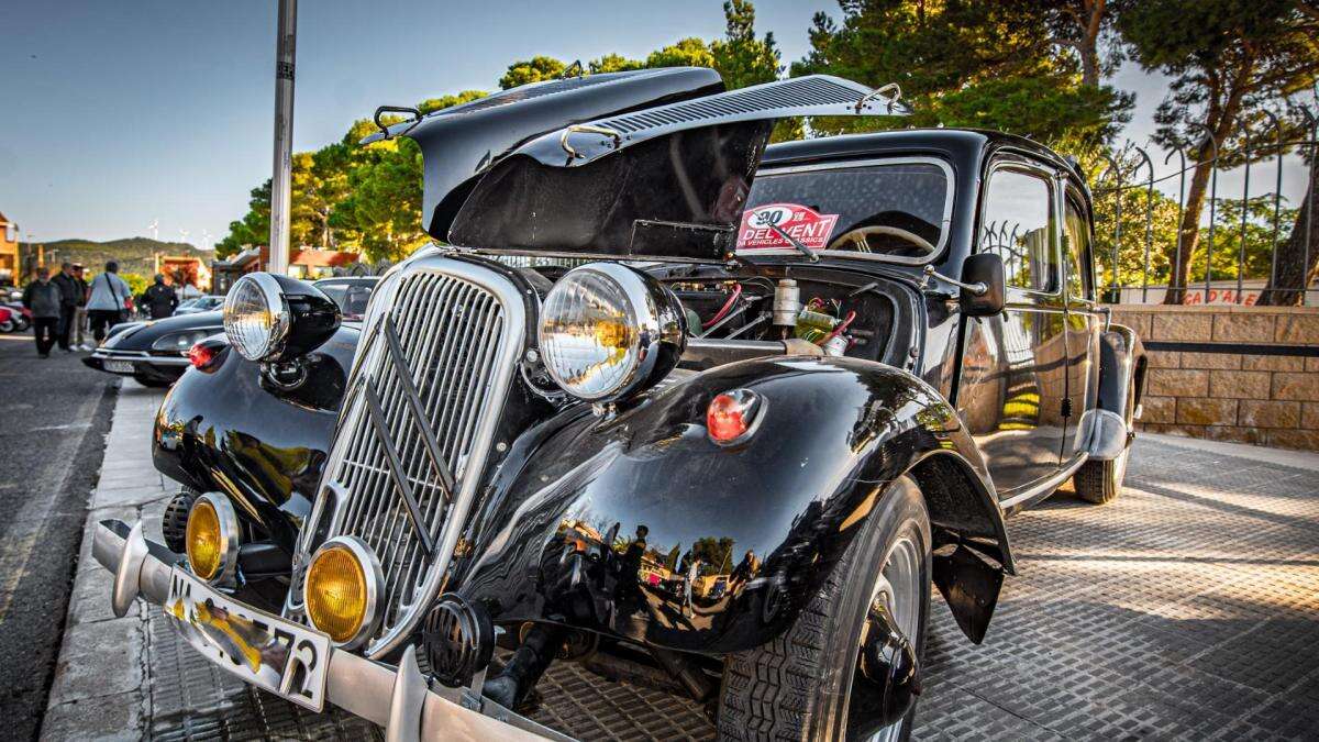 Coches y motos clásicos en el Pla de Santa Maria