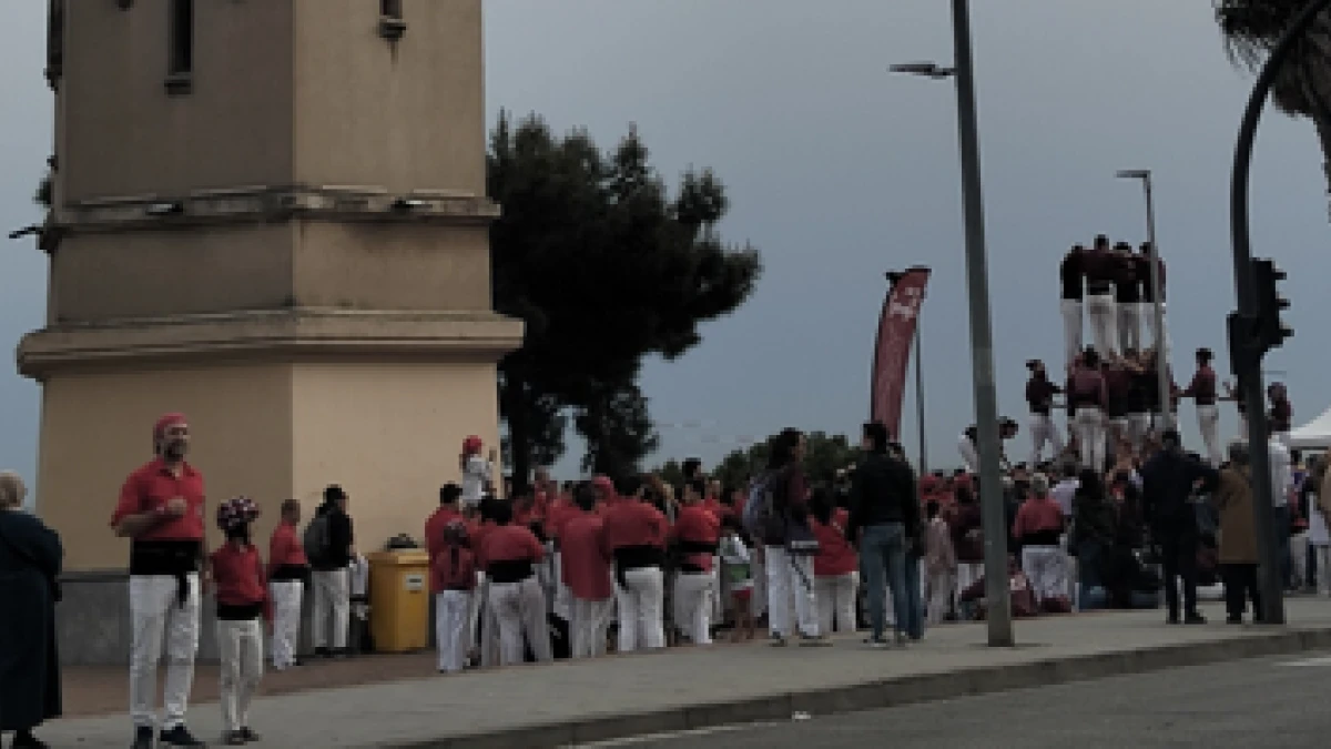 El 'castillo' y los castellers en Cornellà
