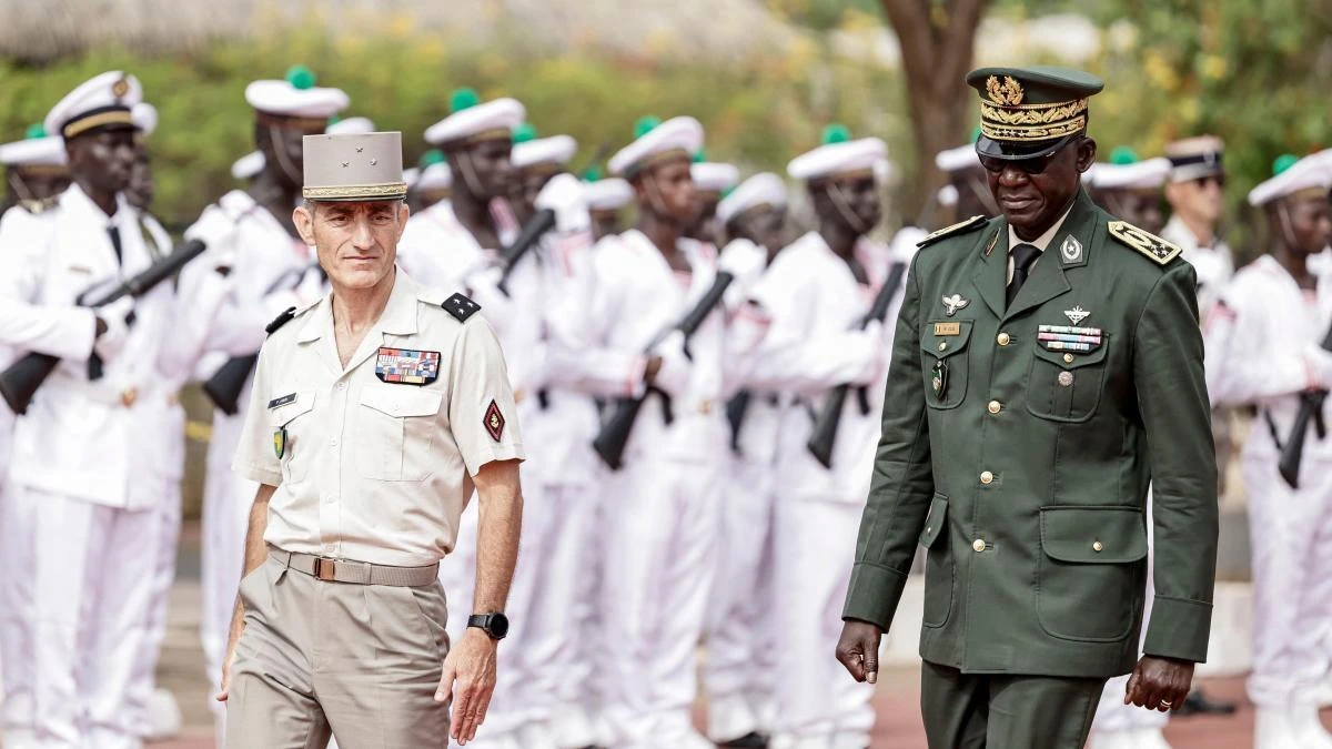 Francia pone fin a más de 60 años de presencia militar en Senegal