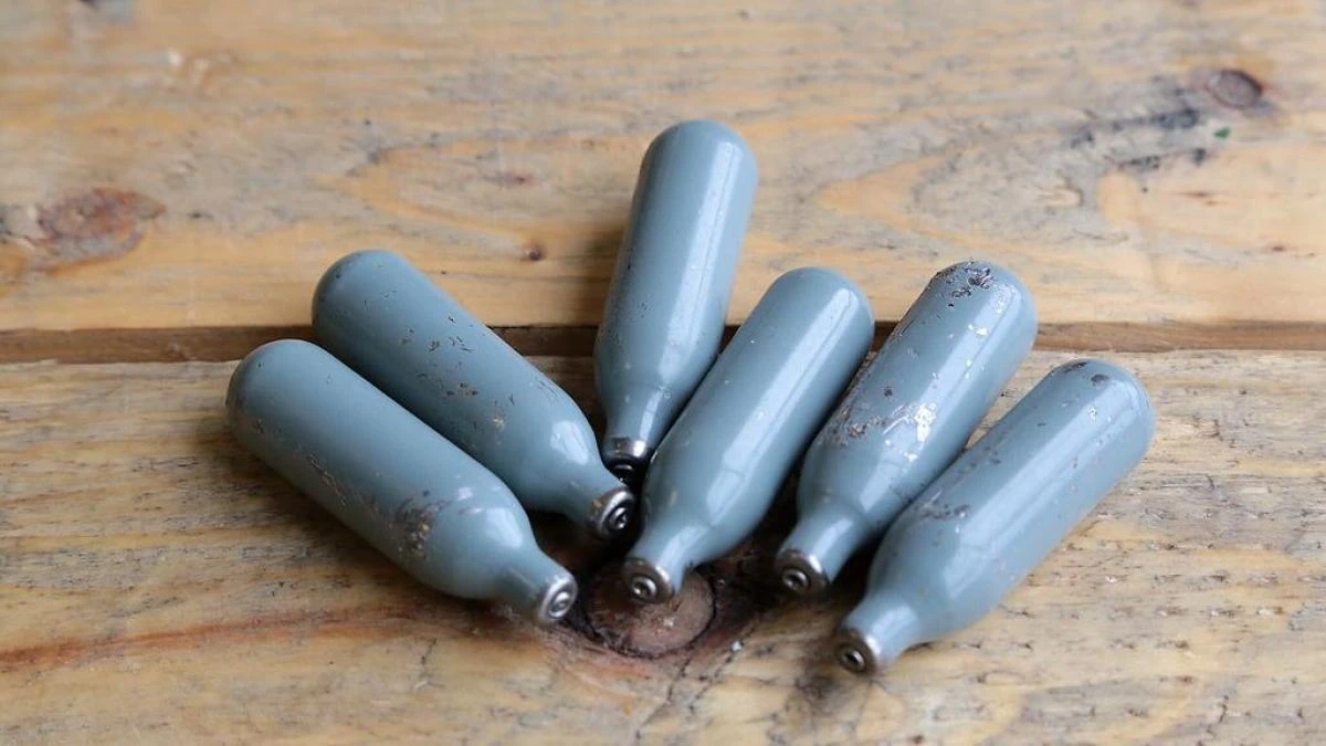 Detenidos tres jóvenes con 18 botellas de gas de risa que pretendían vender en fiestas