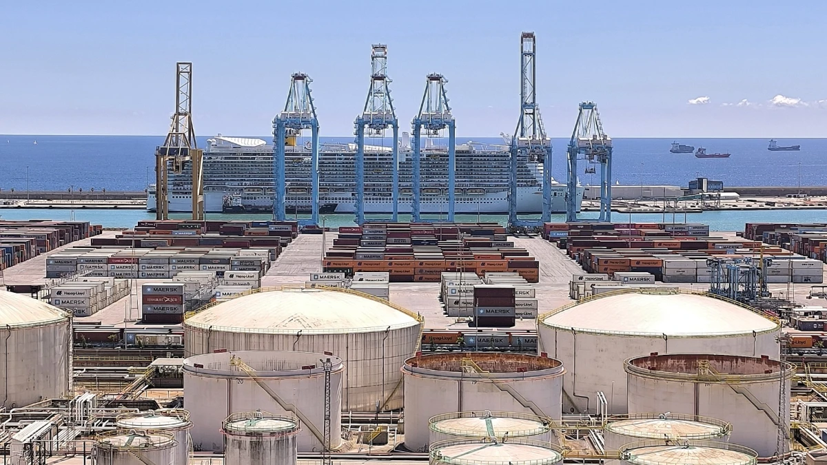 La gran complejidad logística y urbana del puerto de Barcelona