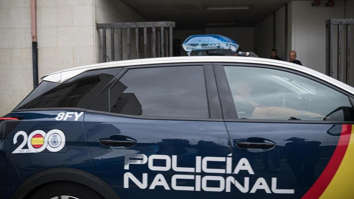 Dos niños de 5 y 9 años a los que su padre obligaba a tragar su propio vómito, agredía y mantenía llenos de pulgas