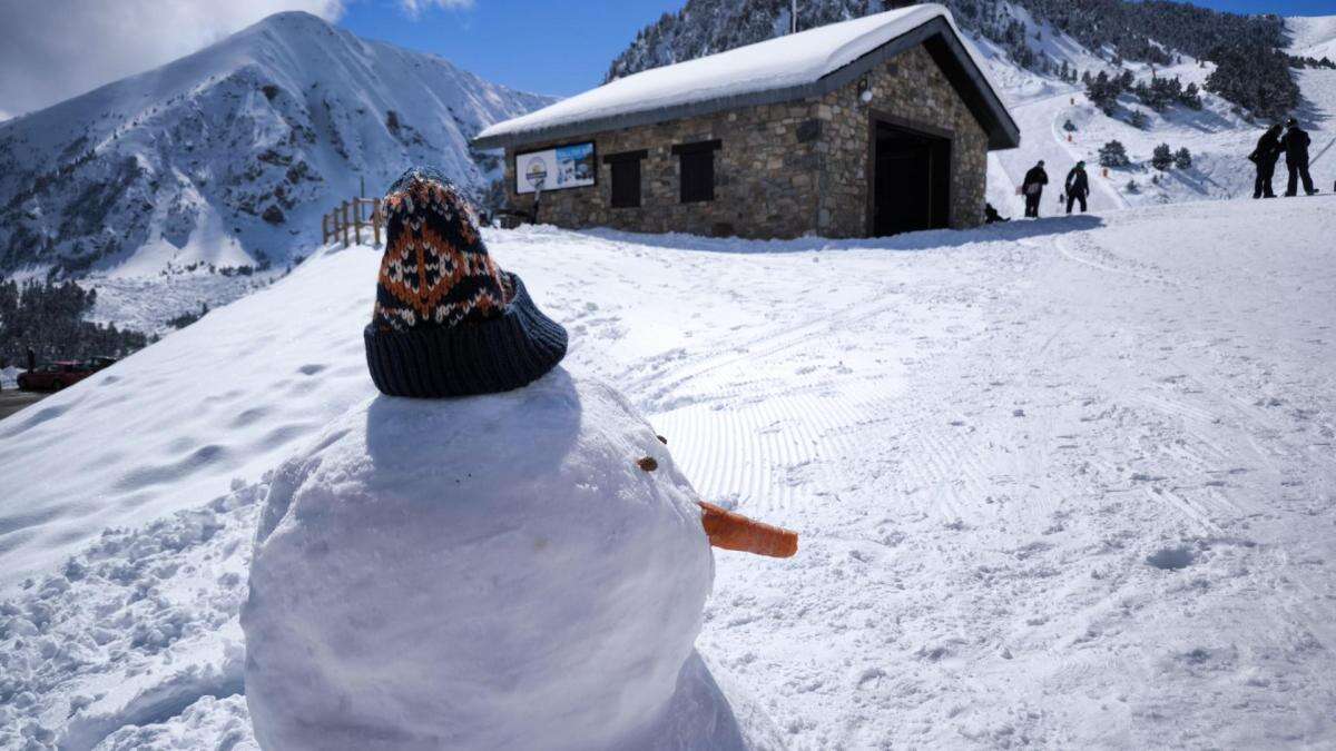 Muñecos de nieve en la Suiza catalana