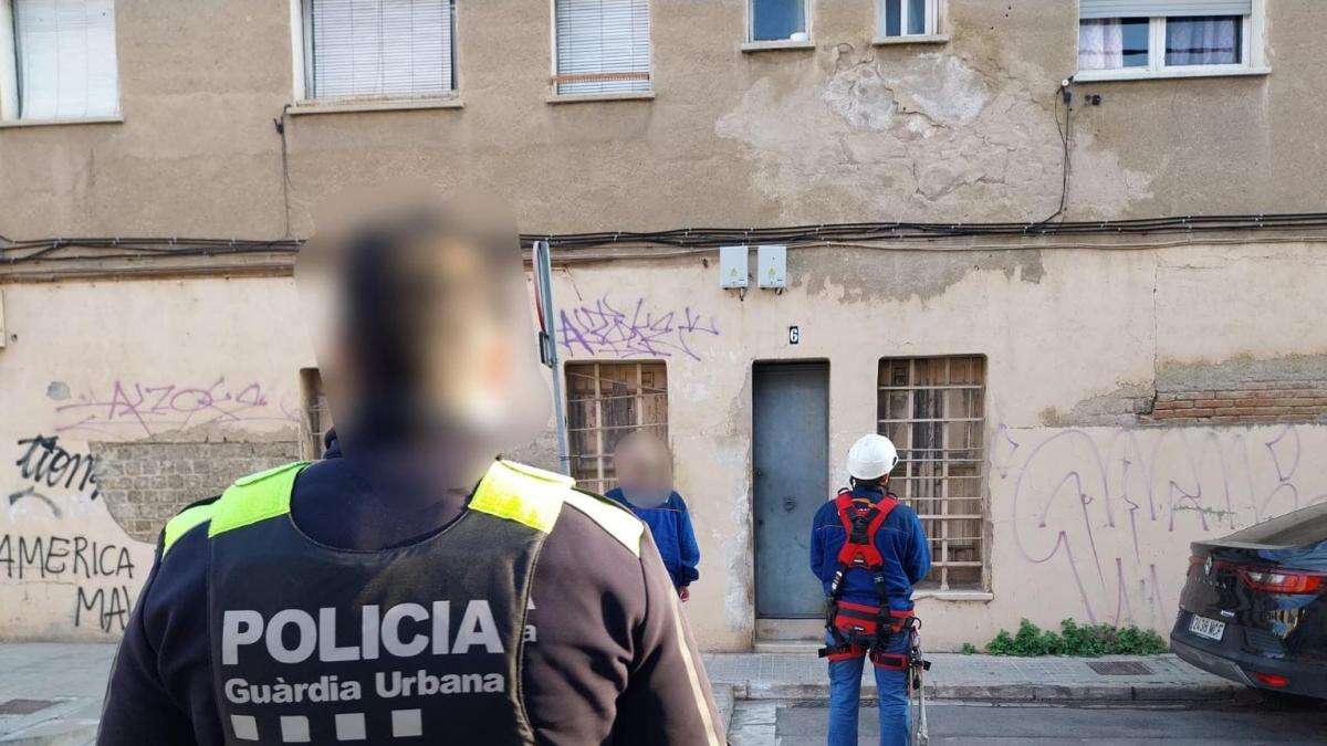 El alcalde de Badalona ordena cortar la luz a varias viviendas ocupadas en cinco barrios