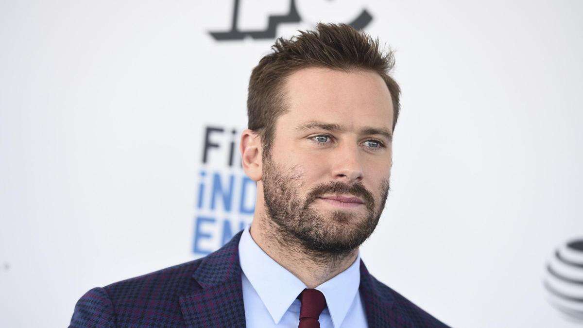 Armie Hammer se muestra agradecido por los rumores de canibalismo que le persiguieron en 2021: “La gente se lo creyó”