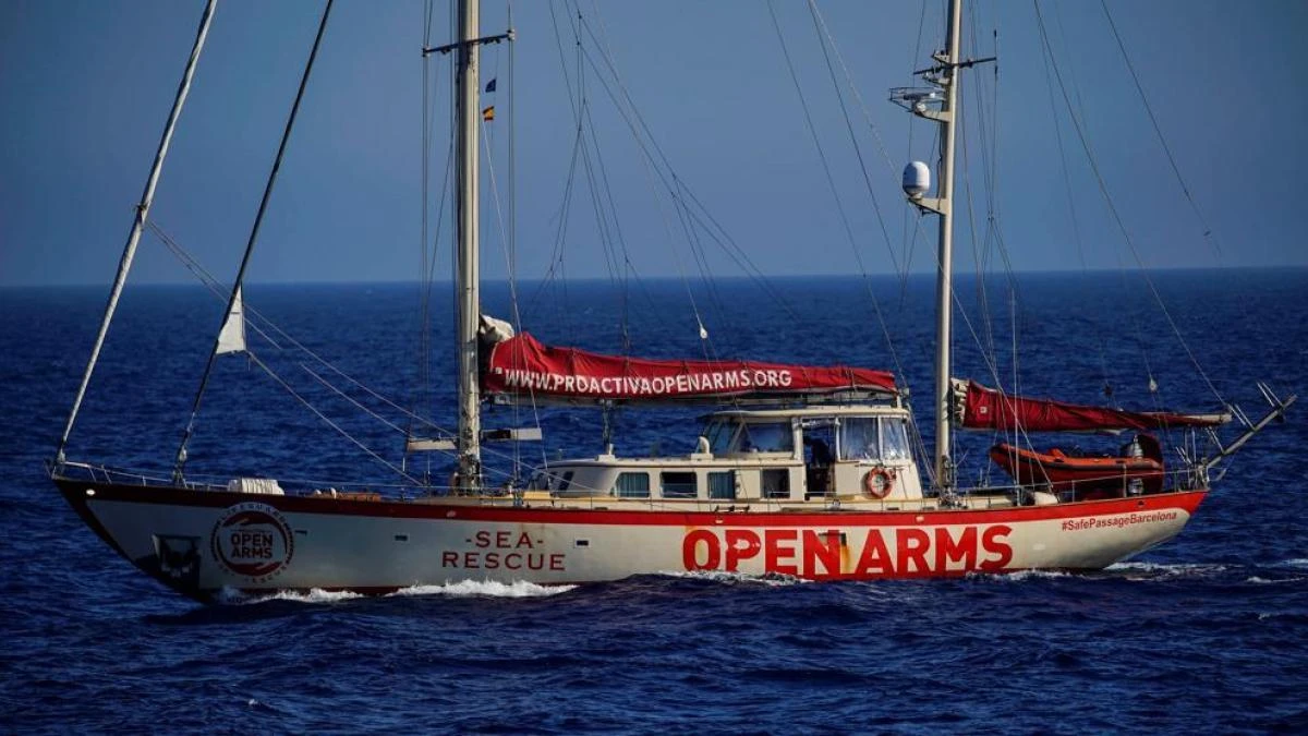 Open Arms rescata a 54 migrantes atrapados tres días en una plataforma petrolífera