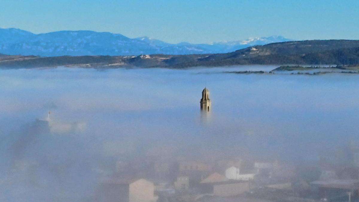 Calaf queda sumergido bajo la niebla