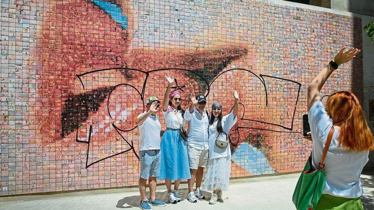 Desaparecen seis fotografías sobre cerámica del famoso mural conocido como 'El beso'