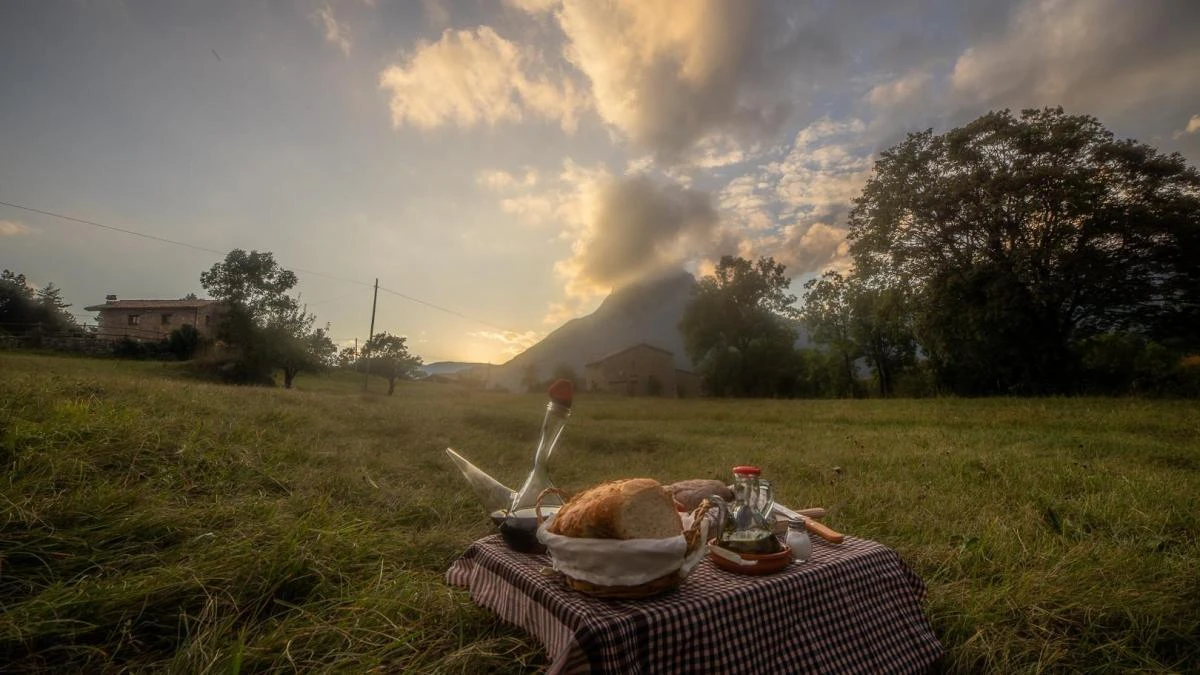 Merienda entre flores junto al Pedraforca
