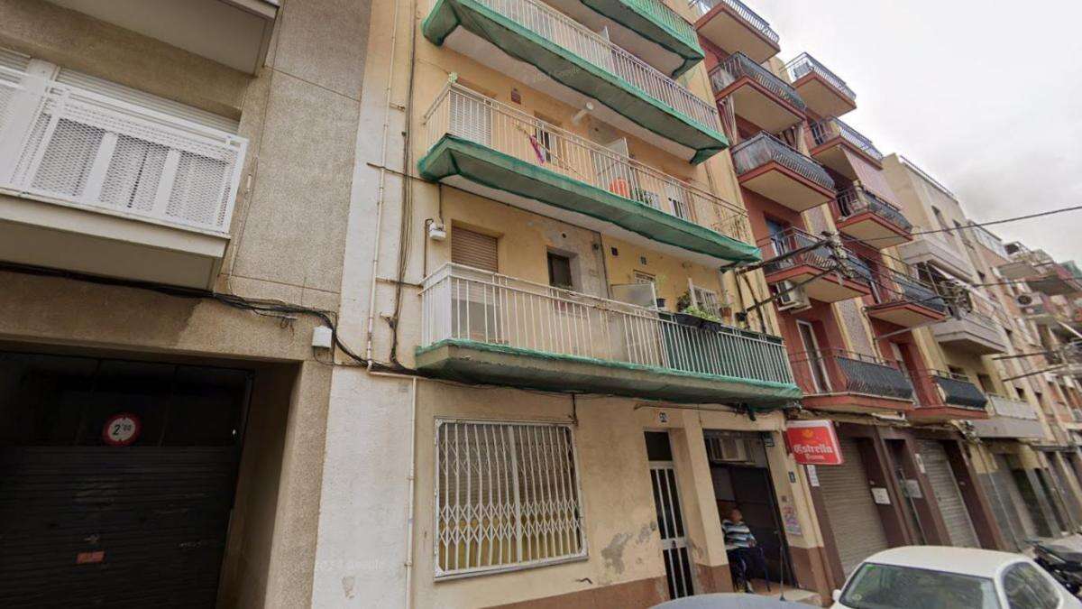 Mataró desaloja a 27 personas de un edificio del barrio de Rocafonda por riesgo de derrumbe