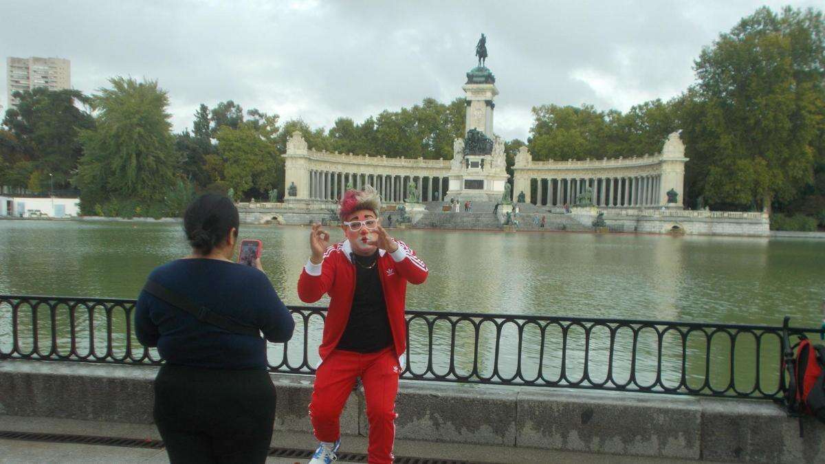 Los variopintos personajes de El Retiro, del encantador de gorriones al arpista gigante